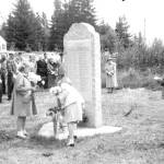 Patty Schoenholz (left) and Sheila Sievers lay flowers at the base of the veterans&rsquo; memorial monument on Memorial Day 1954. (Photo/ Lynnwood VFW Post 1040)