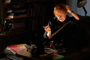 Susan Russell, the Arts Council of Snohomish County&rsquo;s first Artist of the Year in 1992, at work in Everett in 2010. Russell, who taught art for many years at Snohomish High School and in Marysville and Lake Stevens, died May 14 at her home in Portland, Oregon, after a long battle with cancer. (Michael O&rsquo;Leary)