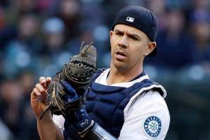 Gosewisch perseveres, extends career with Mariners