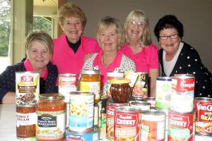 Everett golfers help food bank