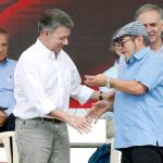 Colombia&rsquo;s President Juan Manuel Santos (left) shakes hands with Rodrigo Londono, also known as Timochenko or Timoleón Jiménez (right), the top commander of the Revolutionary Armed Forces of Colombia, FARC, during an act to commemorate the completion of the disarmament process in Buenavista, Colombia, on Tuesday, June, 27. (AP Photo/Fernando Vergara)