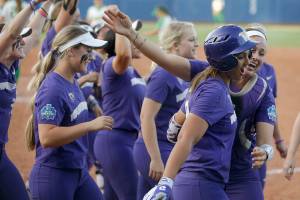 Washington edges Oregon 3-1 in softball World Series opener