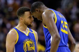 Warriors rally late, beat Cavaliers to take 3-0 series lead