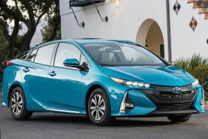 2017 Toyota Prius Prime: futuristic look, heads-up display