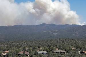 Arizona wildfire forces thousands of people from their homes