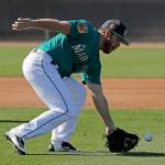 Mariners pitcher Shae Simmons participates in a drill during spring training on Feb. 15, 2017, in Peoria, Ariz. (AP Photo/Charlie Riedel)