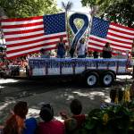 Parade floats go through the intersection of Main Street and Fifth Avenue in downtown Edmonds during the annual An Edmonds Kind of 4th on Tuesday. (Ian Terry / The Herald)