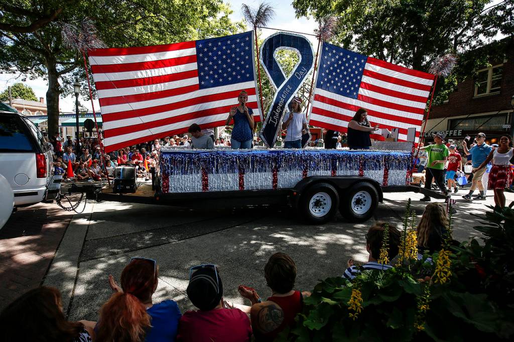 Parade floats go through the intersection of Main Street and Fifth Avenue in downtown Edmonds during the annual An Edmonds Kind of 4th on Tuesday. (Ian Terry / The Herald)