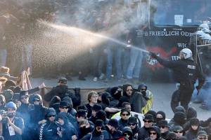 German police use water cannons on G-20 protest
