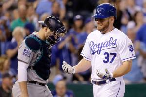 Mariners fall 6-4 in opener of big series with Royals