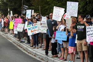 Edmonds teachers rally to spur contract negotiations