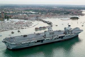 New UK aircraft carrier HMS Queen Elizabeth arrives at port
