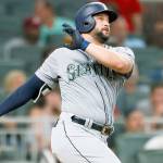 Mariners hang on to beat Braves 6-5, despite sloppy defense