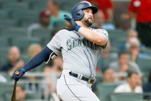 Mariners hang on to beat Braves 6-5, despite sloppy defense