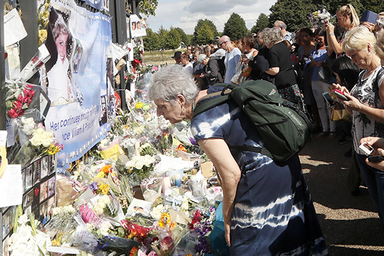 Public mourns Princess Diana on 20th anniversary of death