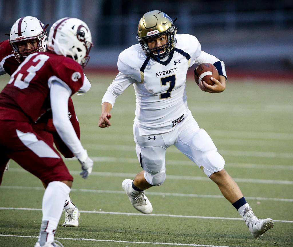 Everett quarterback Gabe Maggio (7) runs with the ball during the annual Battle of Broadway game against Cascade on Sept. 8, 2017, at Everett Memorial Stadium. (Ian Terry / The Herald)
