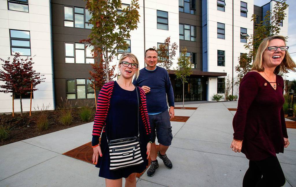 Libbie Poirier, 21, arrives at Cedar Hall (background) from her home in Wenatchee with her parents, Mike and Maureen Poirier. Libbie plans to study software engineering. (Dan Bates / The Herald)
