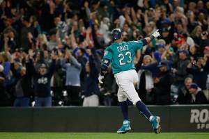 Cruz hits walk-off HR as M’s top Indians 3-1 to snap skid