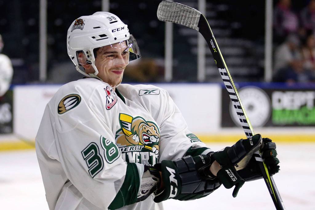 Everett Silvertips Kevin Davis prepares for the tip-off against the Seattle Thunderbirds at Xfinity Arena on Sept. 2. (Kevin Clark / The Herald)