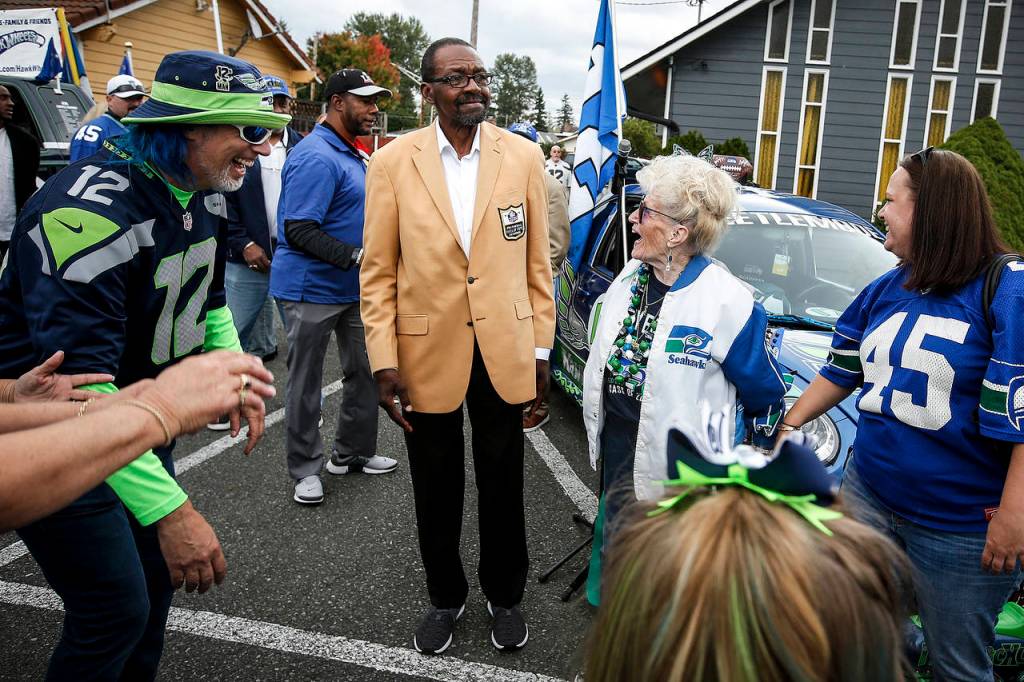 Former Seahawks safety Kenny Easley arrives at Greater Trinity Academy in Everett to the excitement of fans waiting for him on Sept. 30, 2017. (Ian Terry / The Herald)