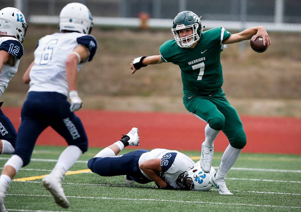 Edmonds-Woodway quarterback Reilly Chappell scrambles during a game against Meadowdale on Oct. 6, 2017, at Edmonds Stadium. (Ian Terry / The Herald)