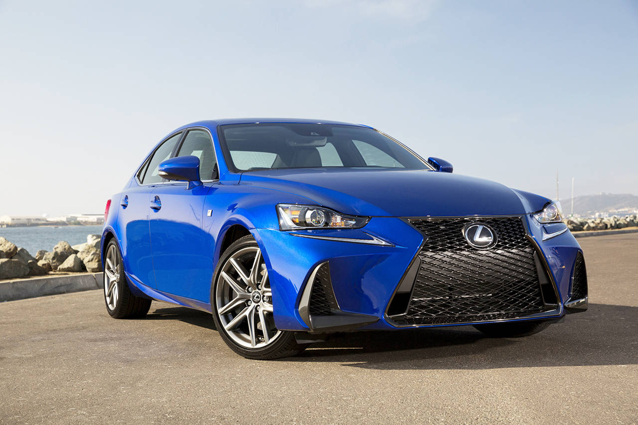 レクサスIS350 2017 Lexus IS350: bold style, sneaking up on perfection