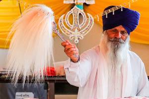 Friend or stranger, Sikhs extend hand to those in need