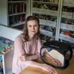 Jennifer Bardsley, of Edmonds, uses a mirror box to help combat Complex Regional Pain Syndrome, a condition where symptoms and pain from an injury can persist long after physical healing is complete. (Ian Terry / The Herald)