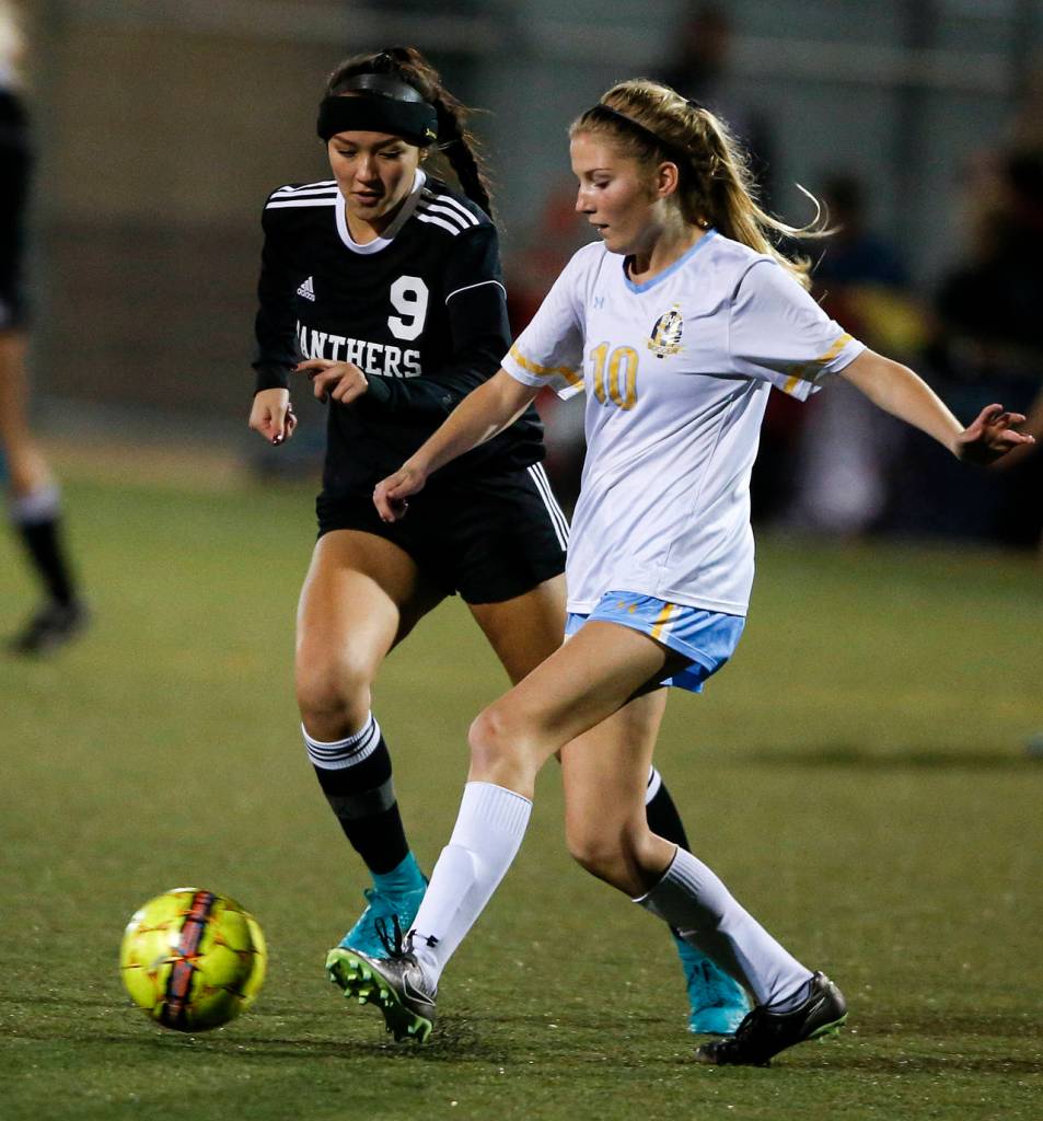 Everetts Kate Garton (10) moves past Snohomishs Leena Dicken (9) during Tuesdays game at Lincoln Field in Everett. (Ian Terry / The Herald)