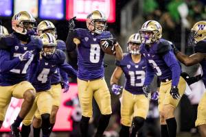 Pettis sets punt-return mark, UW trounces Oregon 38-3
