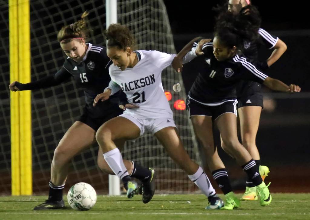 Lake Stevens Lily Marks, (L-R) Jacksons Jadyn Edwards and Lake Stevens Akilah DeGrant vie for control of the ball at Goddard Stadium in Everett on Nov. 2. (Kevin Clark / The Herald)
