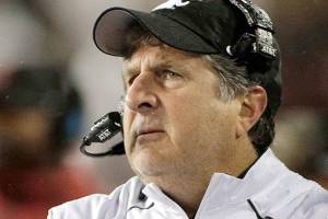 Tennessee names Fulmer AD, places Currie on paid leave