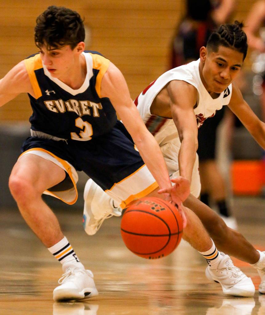 Cascades Luke Wugumgeg attempts a steal from Everetts Preston Campbell on Friday night at Everett Community College. (Kevin Clark / The Herald)