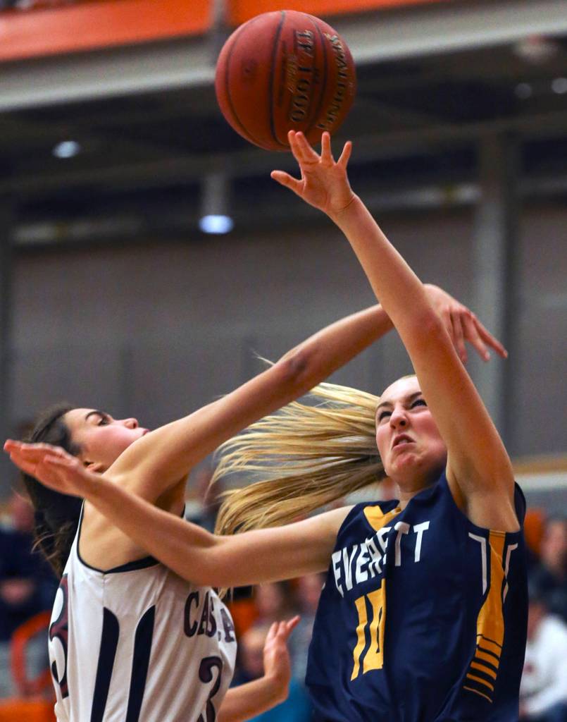 Everetts Morgan Carter (right) is fouled by Cascades Brooke Alcayaga at Everett Community College on Dec. 1. (Kevin Clark / The Herald)