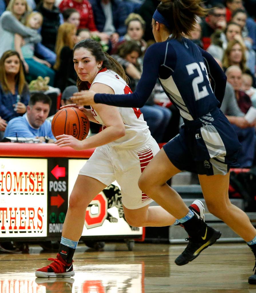 Snohomishs Sam Beeman (left) dribbles as Glacier Peaks Alexyss Newman defends during a game on Dec. 19, 2017, at Snohomish High School. (Ian Terry / The Herald)