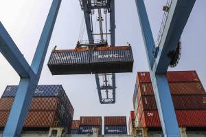 US trade wars heat up, as more companies sue for relief