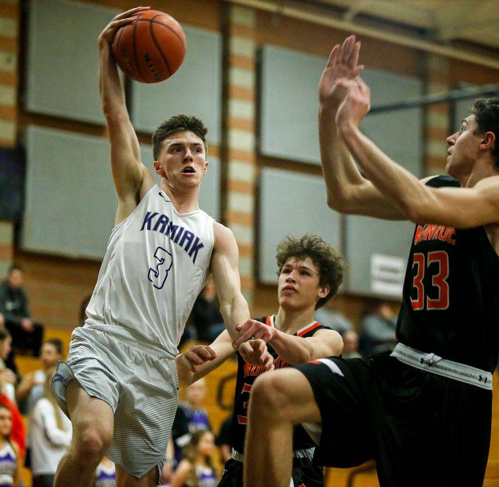 Kamiaks Carson Tuttle (3) makes a quick pass during a game against Monroe on Jan. 2, 2018, at Kamiak High School in Mukilteo. (Ian Terry / The Herald)