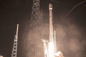 SpaceX says rocket performance OK in secret satellite launch