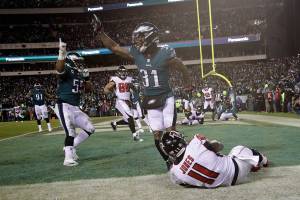 Late goal-line stand lifts Eagles over Falcons 15-10
