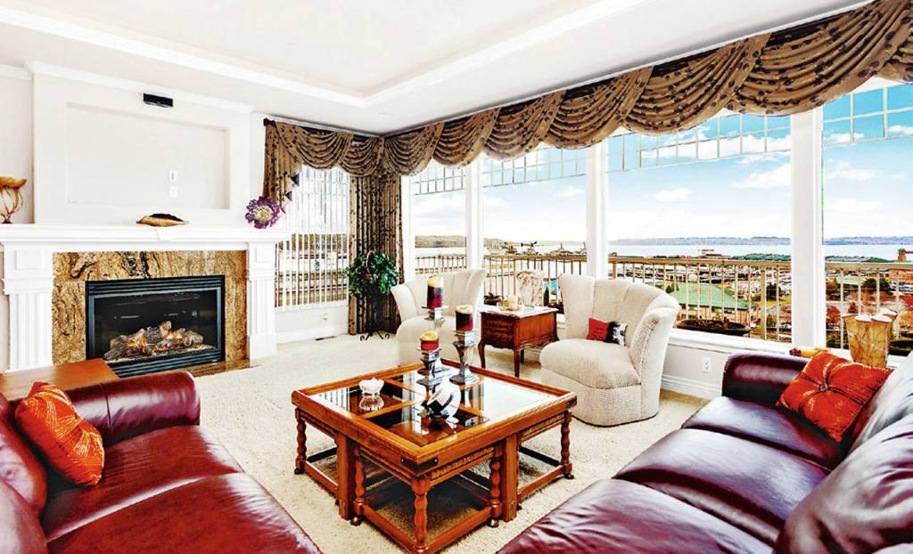 Luxurious living: One-of-a-kind bluffside penthouse