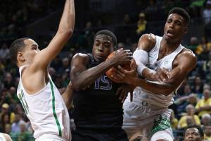 UW struggles again in Eugene, falls to Oregon 65-40