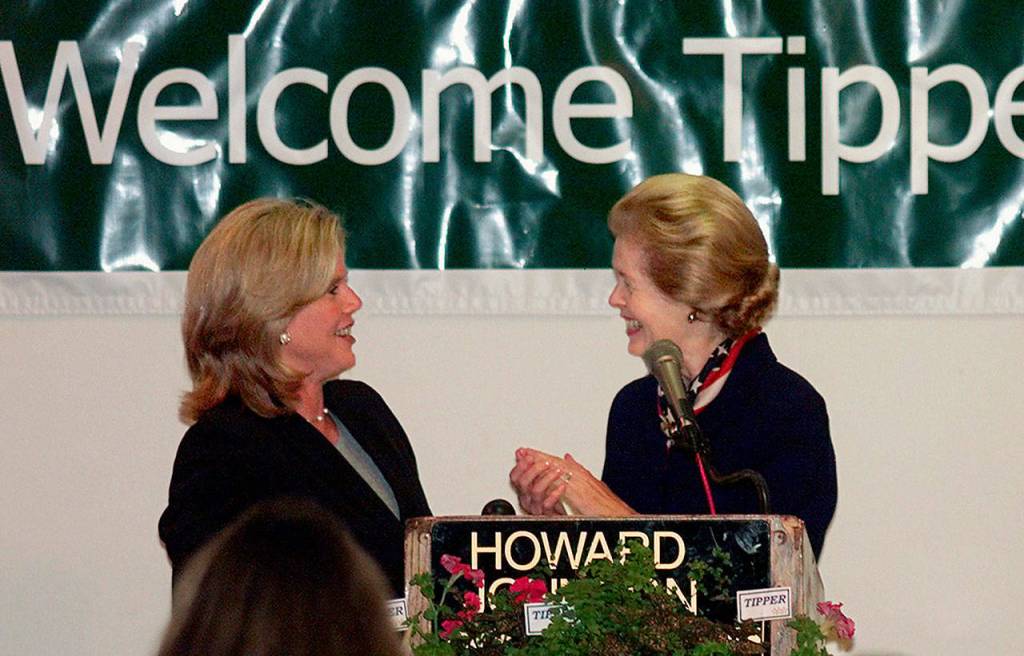 Helen Jackson greets and introduces Tipper Gore, the wife of then Vice President Al Gore, at the Snohomish County Democratic Committees 1999 Jefferson-Jackson Dinner in Everett. (Herald file / Michael OLeary)