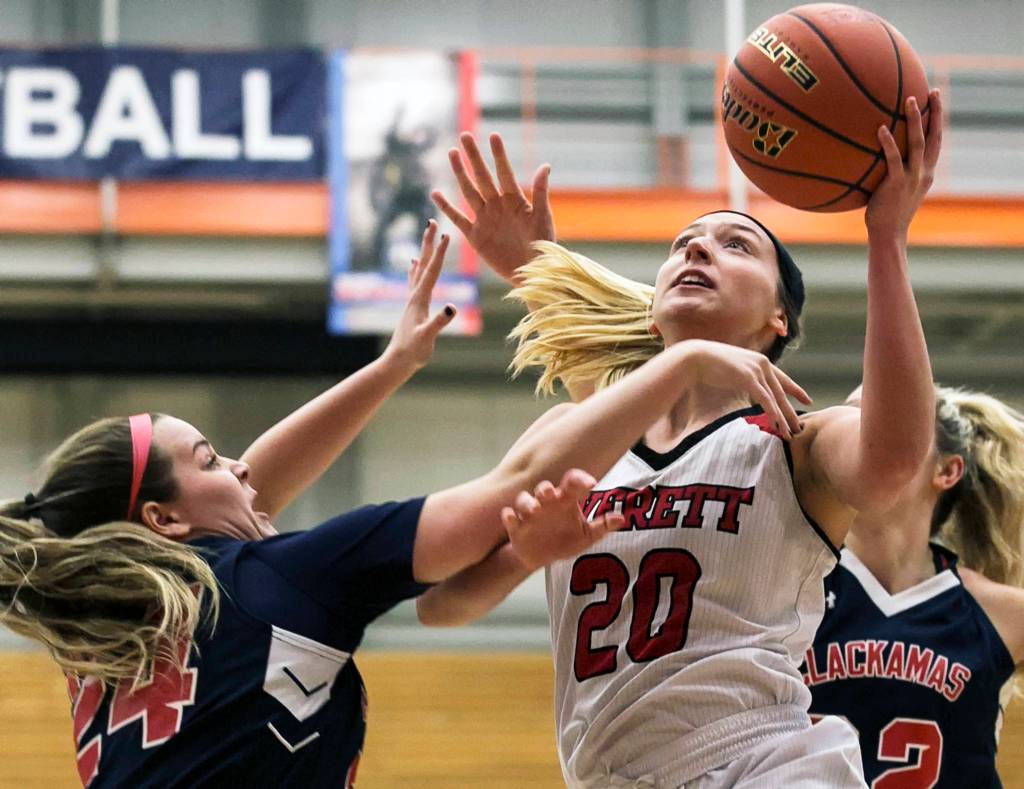 Everetts Alexis Biggerstaff attempts a shot with Clackamas Kennedy Nofziger (left) and Kayce Mock defending at Everett Community College on March 8. (Kevin Clark / The Herald)