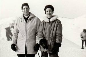 Elizabeth Ruth Wallace on skis in Sun Valley, Idaho, in 1966 with her husband, pharmacist Bryan Wallace. Since her death in 2016, the Elizabeth Ruth Wallace Living Trust has donated millions of dollars to nonprofit groups, parks and other organizations. (Courtesy Cheri Ryan)
