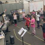 Meadowdale Elementary music class gets donated keyboard