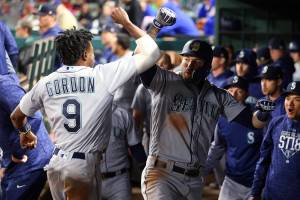 M’s score 4 in 9th, rally past Rangers in series opener