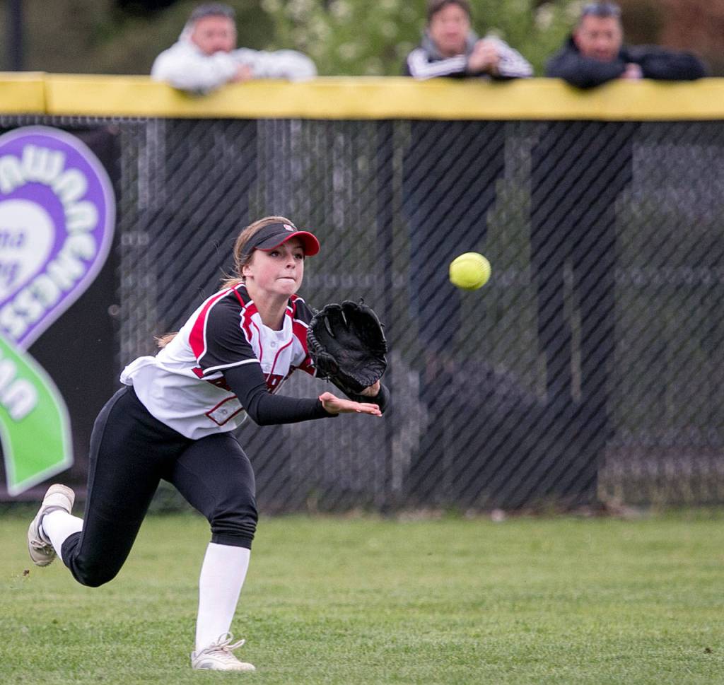 Snohomishs Sami Reynolds catches a ball on Friday in Snohomish. (Kevin Clark / The Herald)