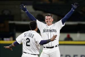 Healy’s walk-off hit lifts M’s over Angels in 11 innings