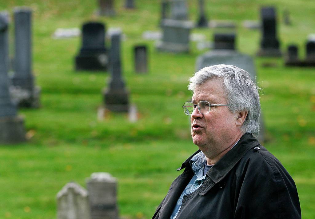 David Dilgard, a longtime historian with the Everett Public Library, speaks to members of the Everett Mayors Youth Council during his guided tour of the Evergreen Cemetery in 2010. Dilgard died Thursday at age 73. (Herald file)