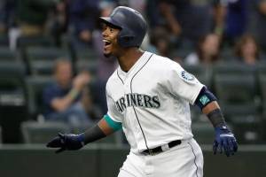 M’s offense backs Paxton’s gem in win over Tigers